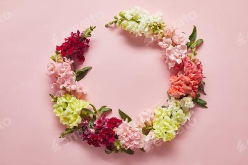 Vista previa: close-up view of tender wreath of beautiful fresh flowers on pink