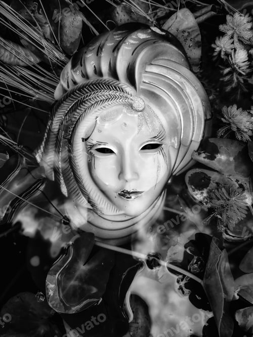 Preview: Vertical closeup of the Ophelia sculpture in a water