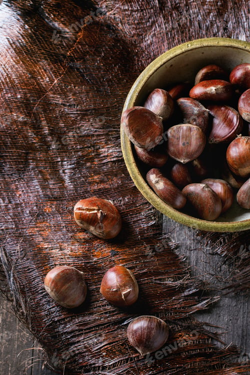 Preview: Uncooked edible chestnuts
