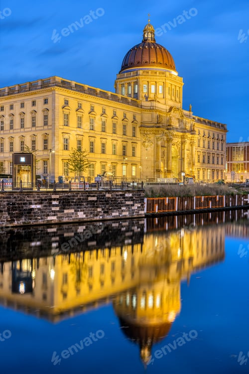 Preview: The beautiful reconstructed City Palace in Berlin at night