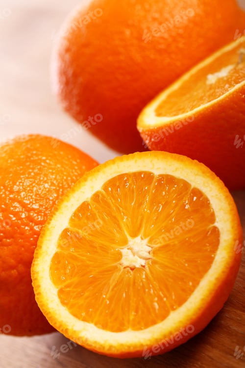 Preview: Fresh oranges on wooden board