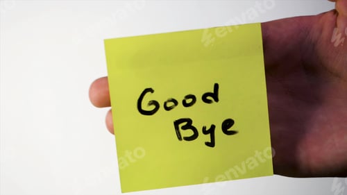 Visualização: Inscrição de adeus no adesivo no vidro. Nota ADEUS no copo da pessoa ofendida