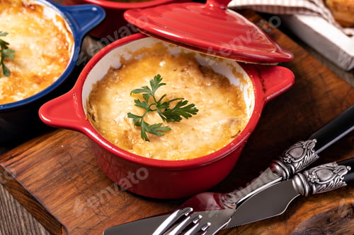 Vista previa: Chicken Stew with Cheese Baked in Pot