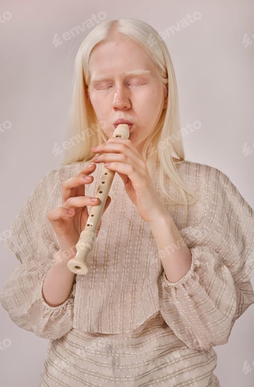 Vista previa: Albino girl playing on musical instrument