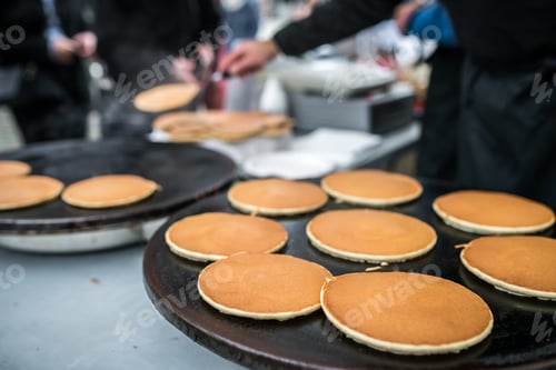 Vista previa: Delicious pancakes on sale on the street food market