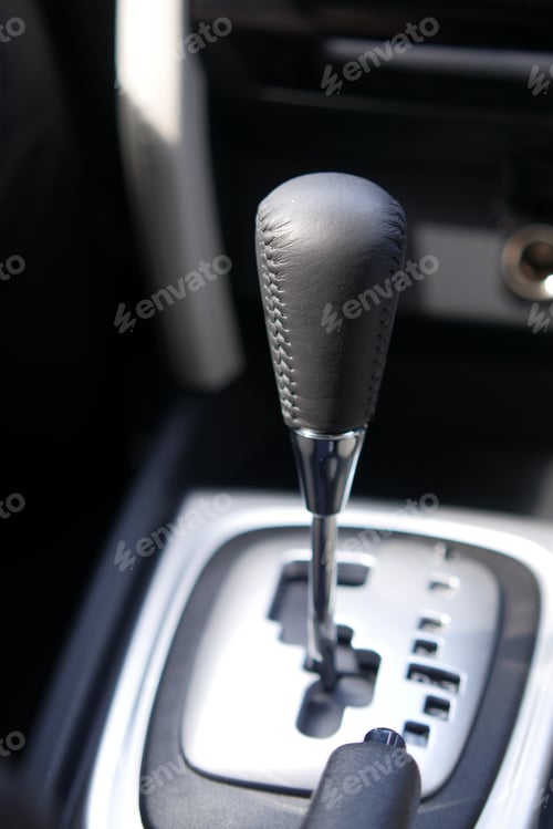 Preview: closer up of a gear in the car