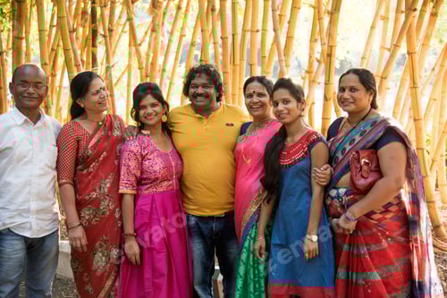 Vista previa: Familia india feliz al aire libre, disfrutando de unas vacaciones en el parque.