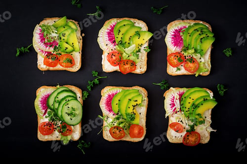Preview: Vegan sandwiches with avocado, watermelon radish and tomatoes