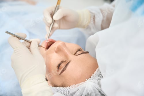 Preview: Woman in a clinic at a dentists appointment