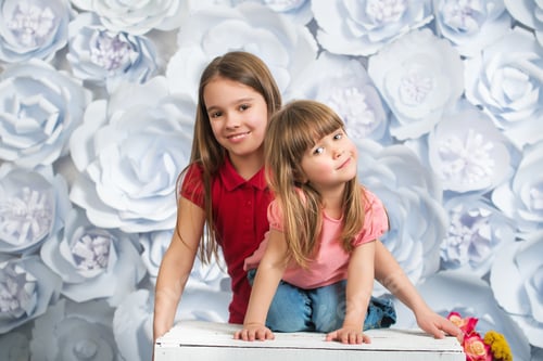 Preview: Little girl holding a flower in her hand