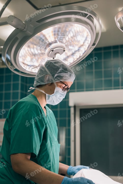 Preview: Surgeon in scrubs prepares for an operation