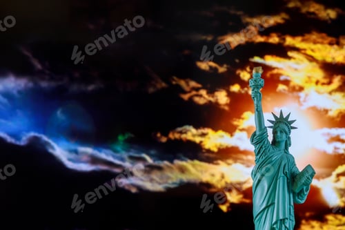 Preview: American Symbol US Statue of liberty at sunset