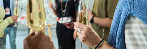 Preview: Flute of champagne in female hand