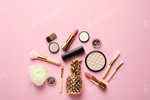 Vista previa: Composición plana con cosméticos decorativos sobre fondo de color