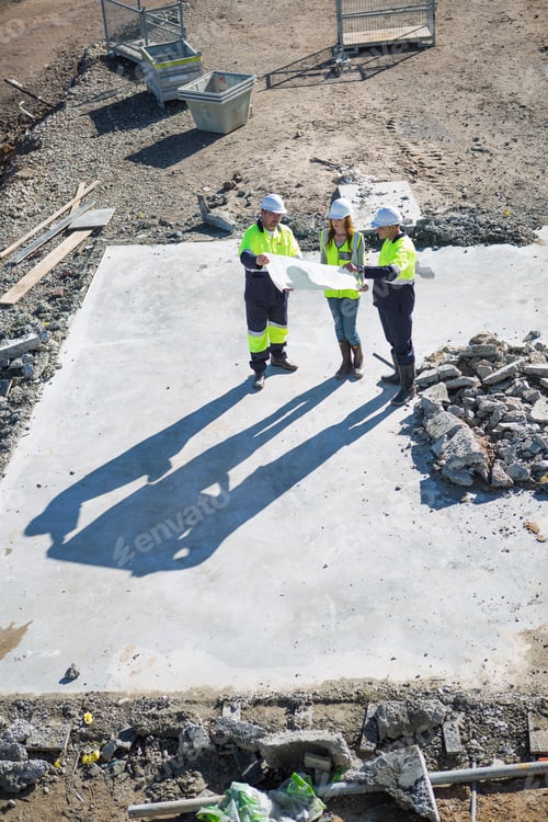 Preview: High angle view of architects and site manager meeting on construction site