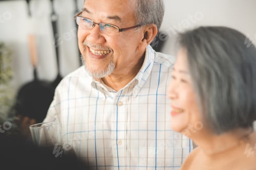 Visualização: Cuidados de saúde da família em conceito de casa, casal asiático de idosos idosos bebe um copo de água na cozinha