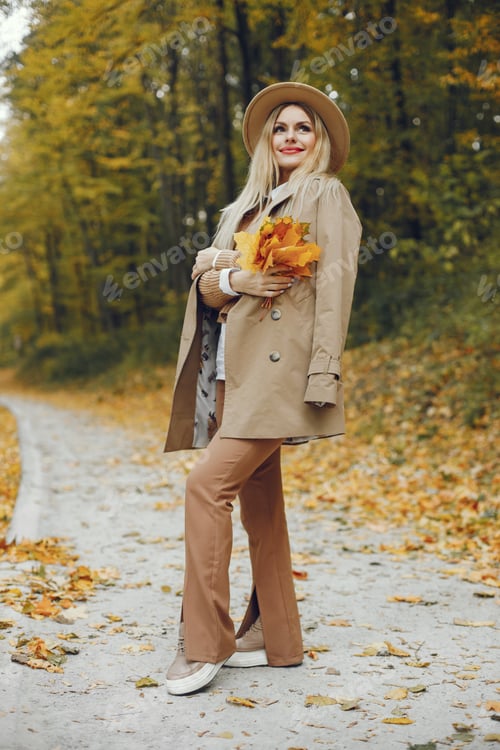 Vorschau: Porträt eines jungen blonden Mädchens mit beigem Hut im Freien im Herbst