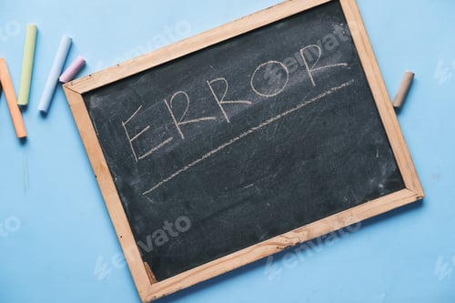 Vista previa: palabra de error en una tabla de cortar sobre la mesa