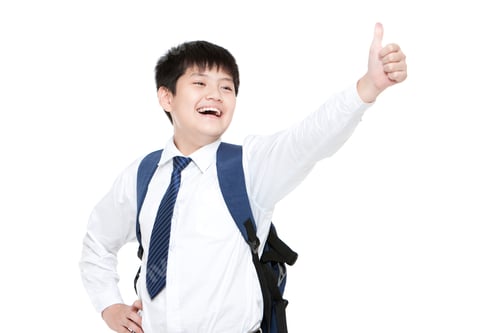 Visualização: Estudante encantado mostrando os polegares para cima