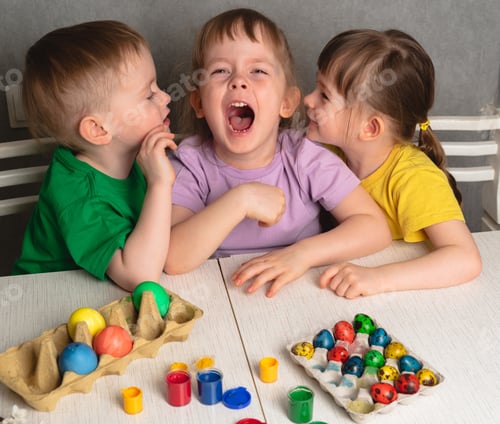 Visualização: Crianças conversando e rindo à mesa com ovos de Páscoa