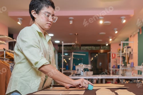 Preview: Young woman working in an atelier