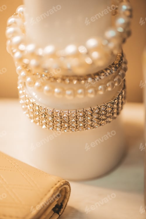 Visualização: Luxury gold jewelry on set holders and in jewelry box on light dressing table and wardrobe shelves
