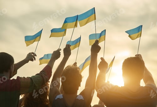 Preview: Crowd with ukrainian flags in the evening.