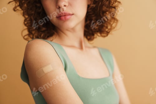 Preview: Cropped image of a young casual woman with curly hair
