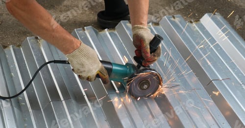 Preview: work on sawing iron with a grinder