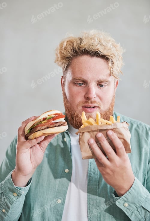Preview: Young man eating fast food