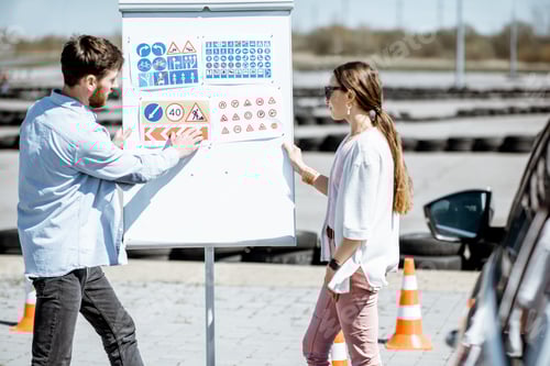 Visualização: Motorista e instrutor com aluno no campo de treinamento ao ar livre