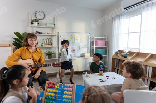 Visualização: Professora jovem caucasiana tocando violão com estudantes na escola.