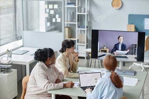 Vista previa: Business Ladies in Company Office during Video Call