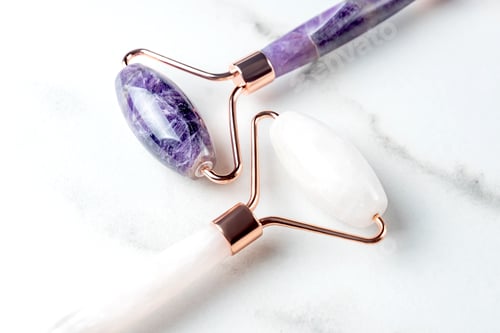Preview: Close up of Massage quartz rollers for the face of pink natural nephritis and amethyst. Gua Sha
