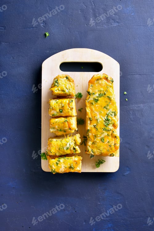 Preview: Cheese and garlic bread with greens