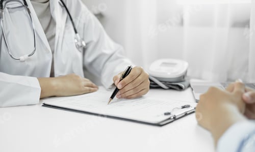 Preview: Female doctors who treat patients make an appointment to listen to the results after a physical