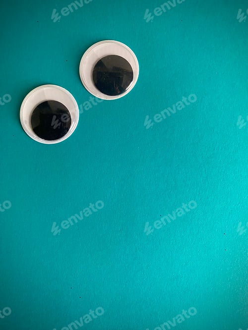 Preview: Goggly eyes on blue background