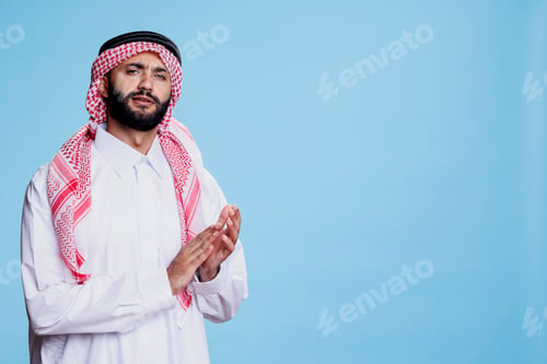 Preview: Muslim man applauding with hands