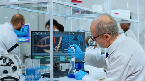Preview: Close up of man scientist using micropipette