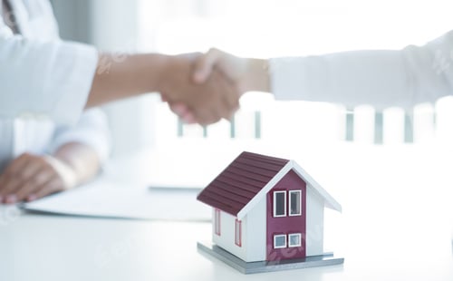 Preview: Businessmen and brokers real estate agents shake hands after completing negotiations to buy houses