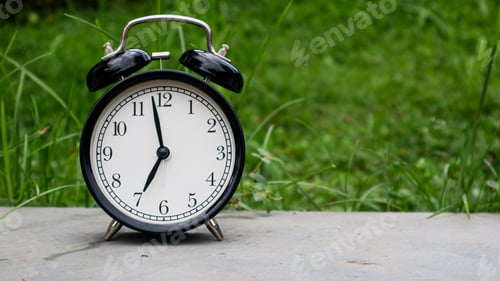 Preview: Alarm clock showing 7 o'clock