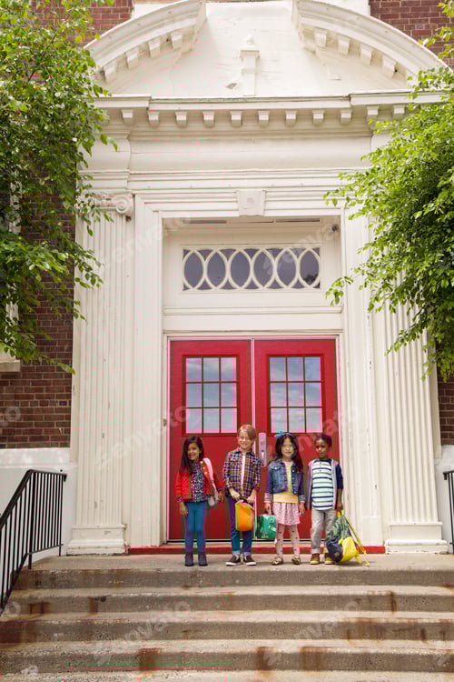 Visualização: Retrato de quatro meninos e meninas em pé na entrada da escola primária
