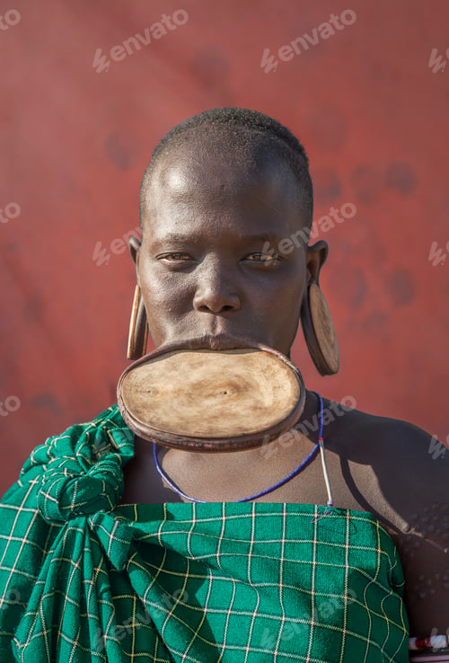Preview: Woman of the Mursi Tribe with disc in her lower lip, Omo Valley, Ethiopia