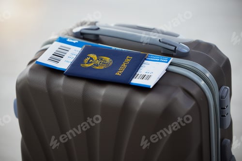 Visualização: Passaporte, mala e passagem aérea para segurança de viagem no aeroporto para imigração, férias ou férias