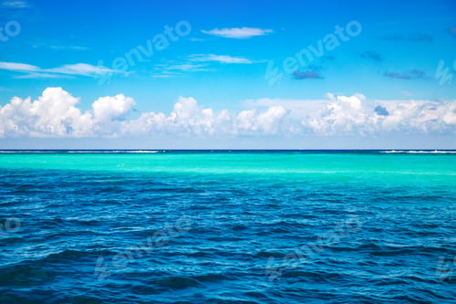 Preview: background of turquoise sea and blue sky