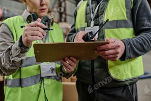 Preview: Foreman discussing the number of cargo with worker