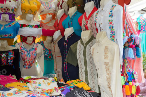 Preview: Traditional Mexican clothing with handmade embroidery. Stall in a market in Mexico.
