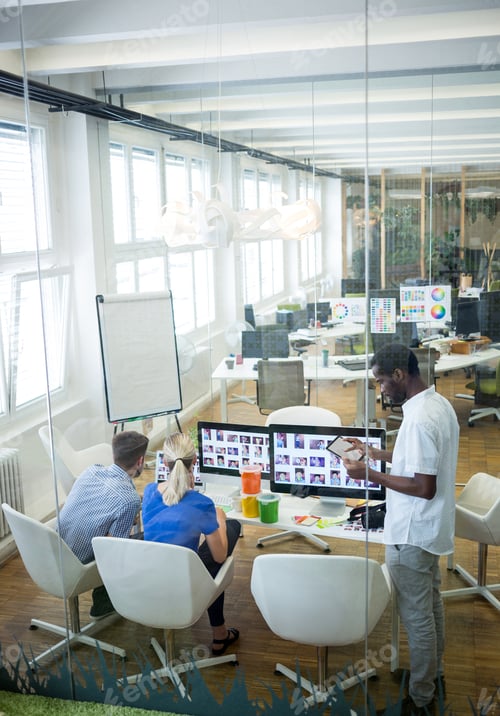 Visualização: Designers gráficos trabalhando em sua mesa