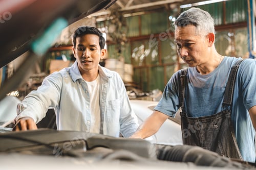 Preview: Concentrated technician and experienced car engine repair specialist, Confident man auto mechanic