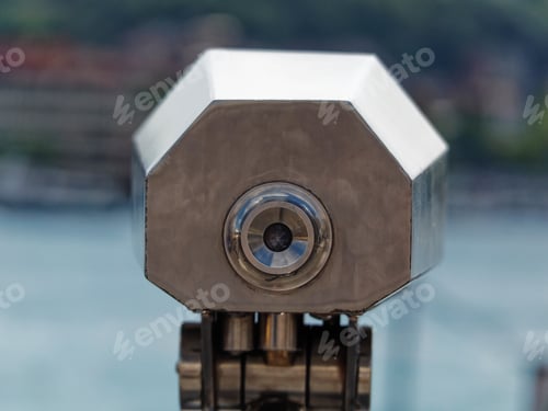Preview: binoculars to watch the city